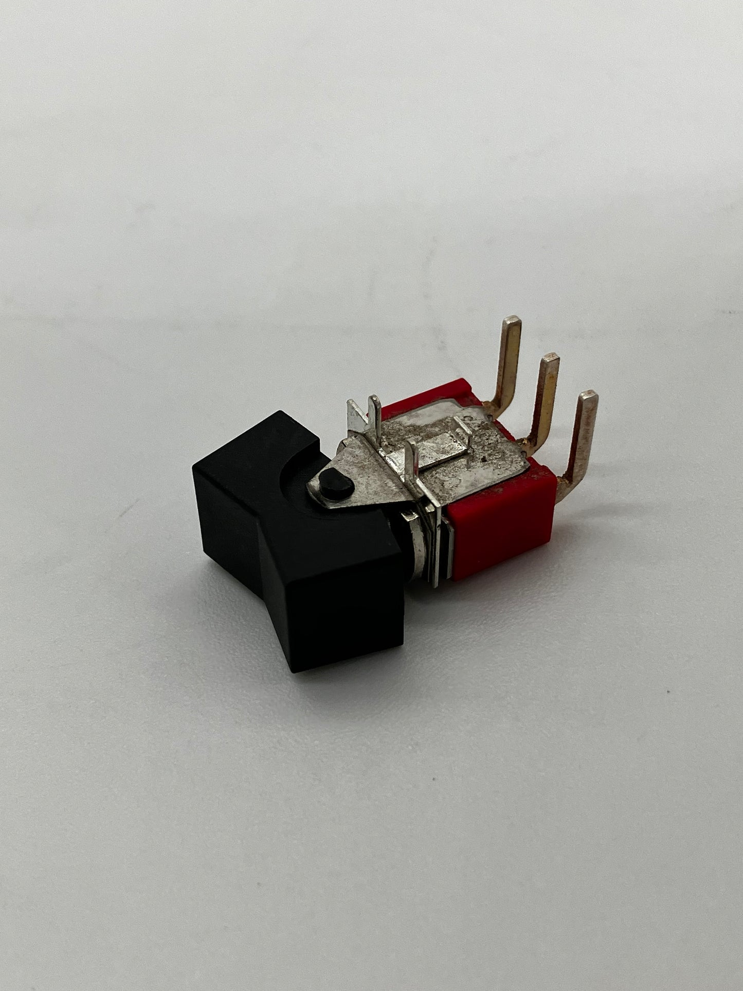 Miniature Right-Angle PCB Mount Rocker Switch (300SP3)