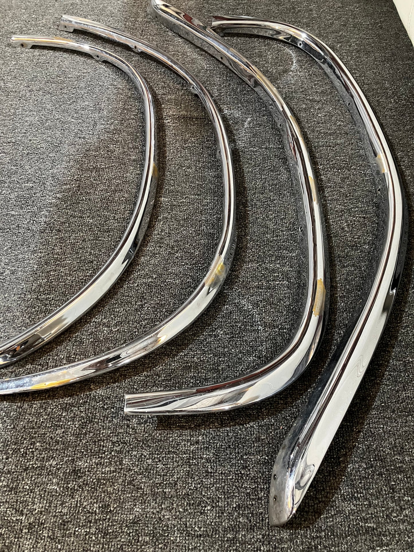 Original Chrome Wheel Arch Fender Trim (Set of 4) - Mercedes-Benz W111 (280 SE 3.5 Coupé)